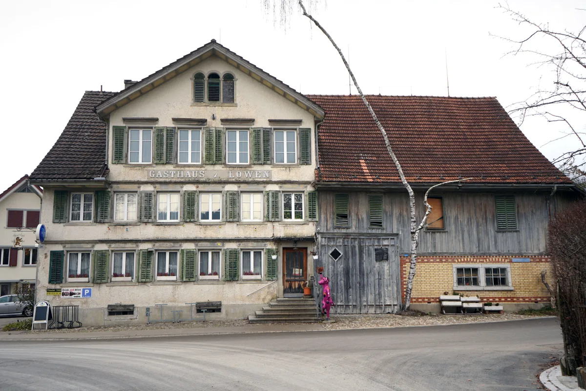 Das Haus von aussen, es sieht etwas in die Jahre gekommen aus. 